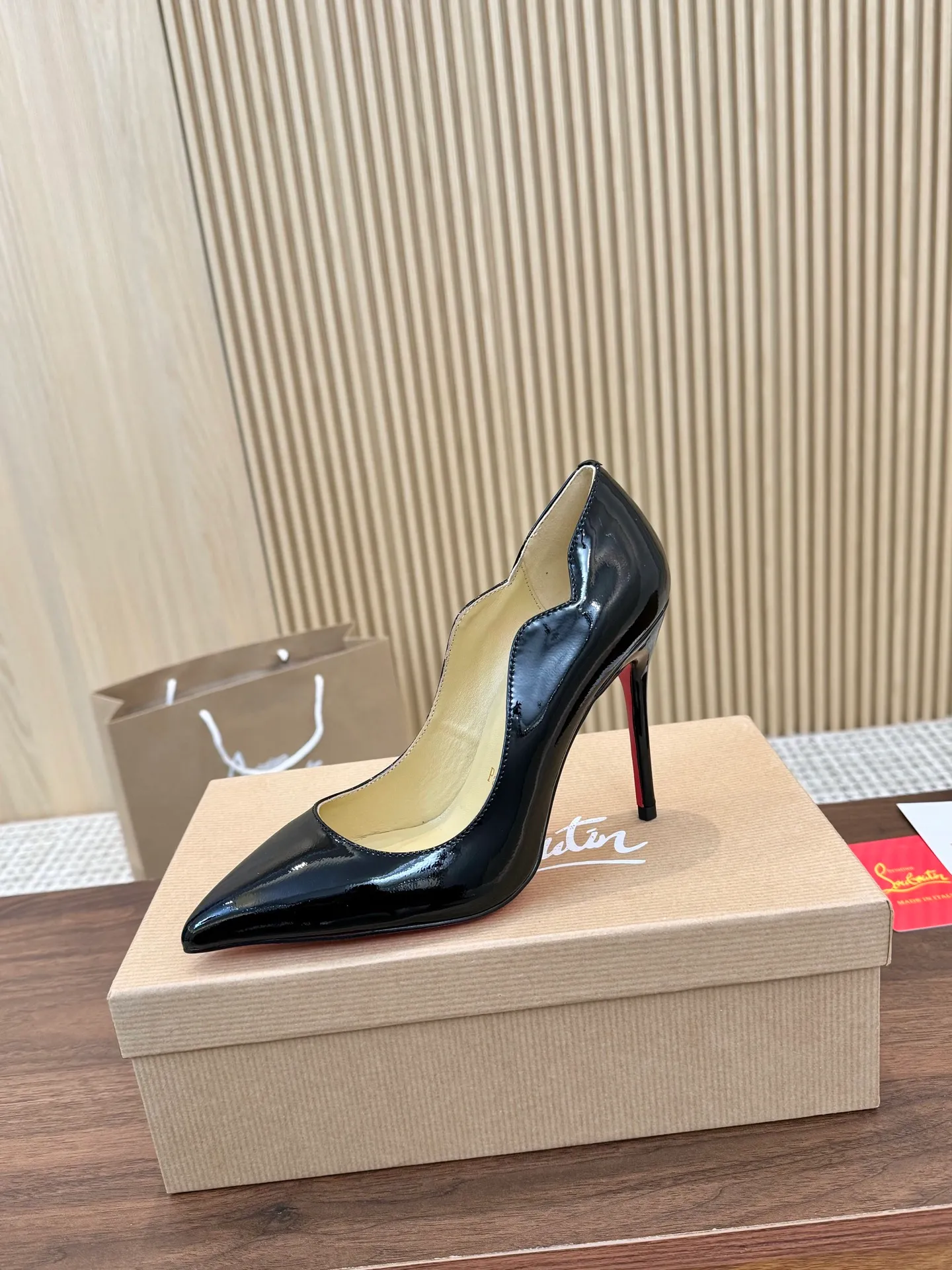 👟👟Ex-factory price 440 👟👟 Genuine leather sole +40 shipped all year round 💝Christian Louboutin CL👠 "Imported cow patent leather💎 series" noble and luxurious, real blingbling👟👟 real materials, all customized by the pattern maker, and the materials are made of original customized materials, achieving the taste of the original 5 color options💍 Upper: imported 👉cow patent leather💪 lining: sheepskin foot pad/lining code number: 34-40.41.42 heel height: two options: 10.5cm and 8.5cm